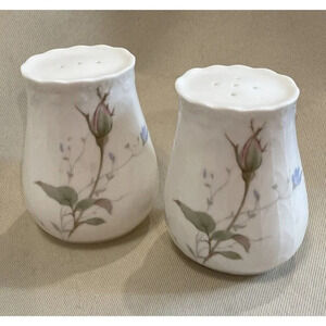 Mikasa Bone China April‎ Rose Salt & Pepper Shaker Set A7053 Floral Flowers VTG